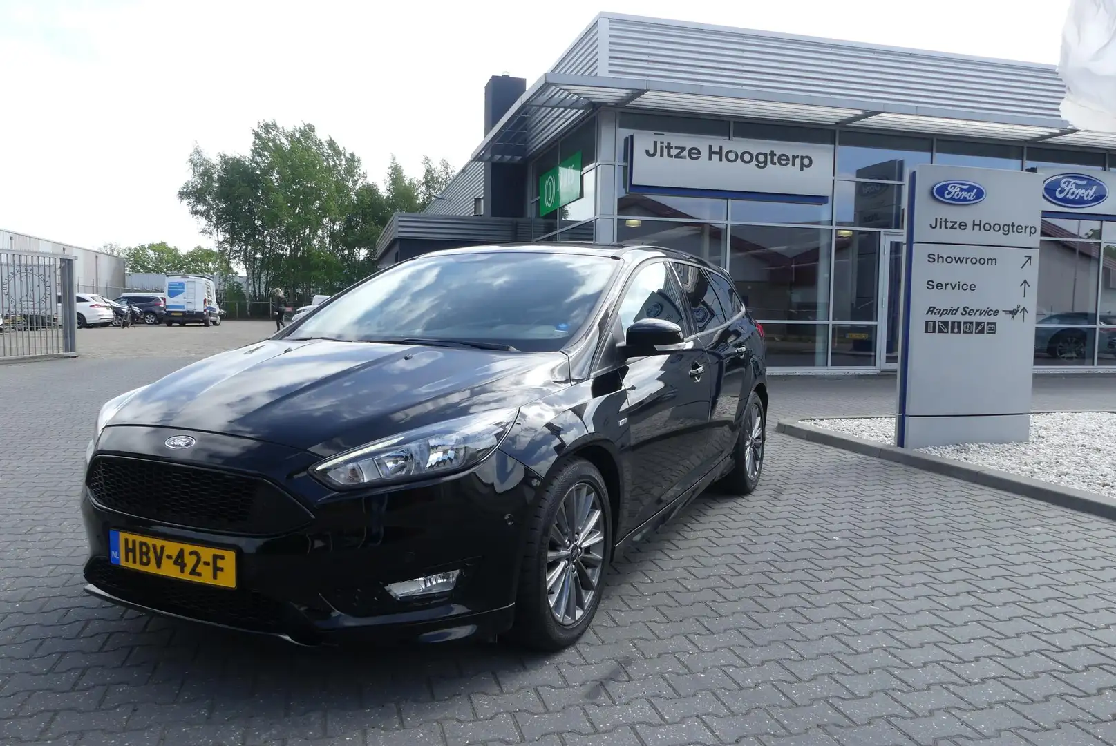 Ford Focus Wagon 1.5 ST-Line CRUISE, NAVI, WINTER PACK, APPLE Zwart - 1