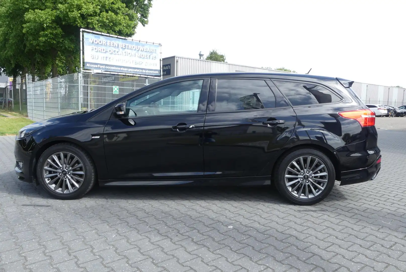 Ford Focus Wagon 1.5 ST-Line CRUISE, NAVI, WINTER PACK, APPLE Zwart - 2