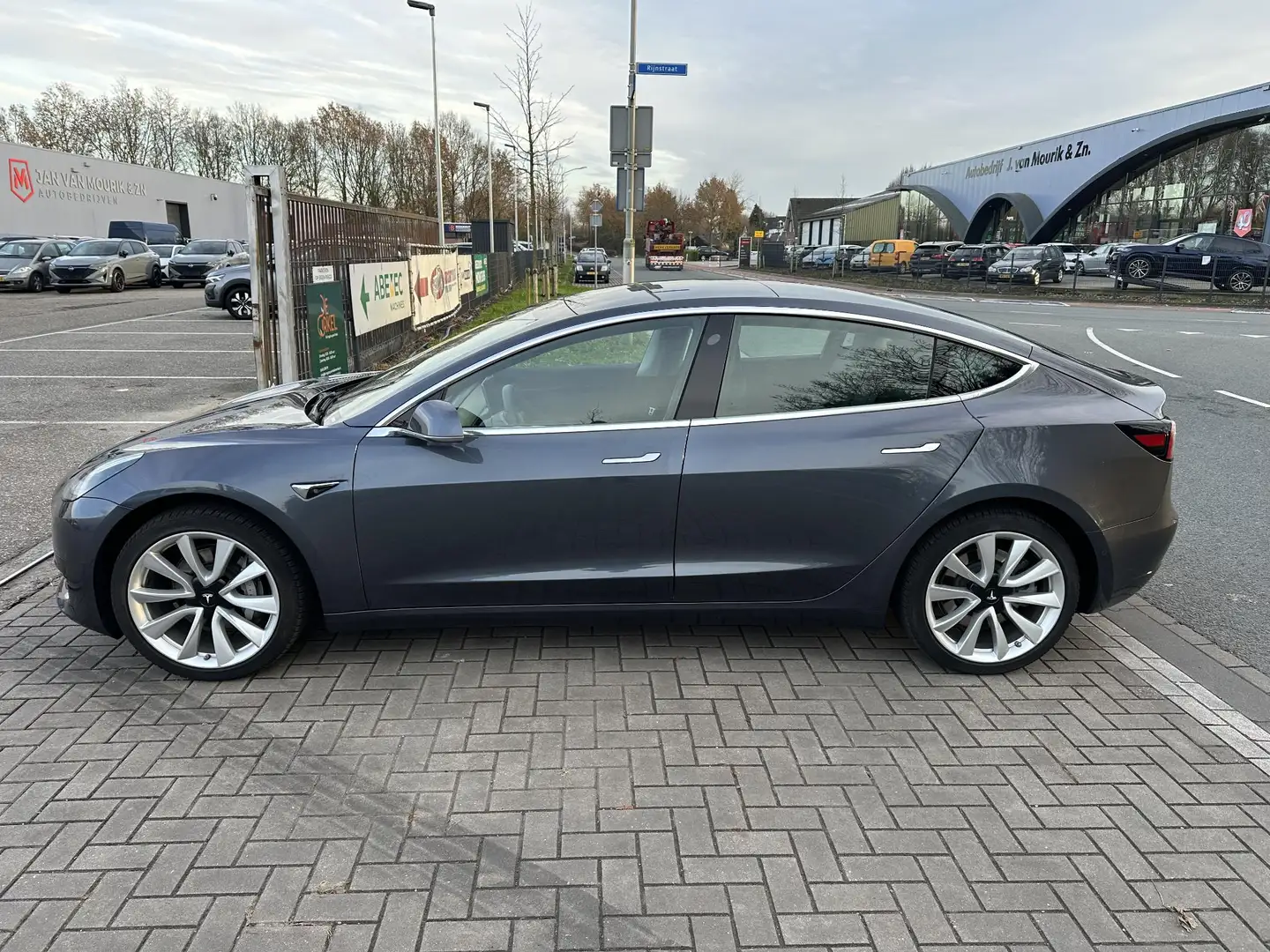 Tesla Model 3 Standard RWD Plus 60 kWh | lichte schades rondom/m Grijs - 2