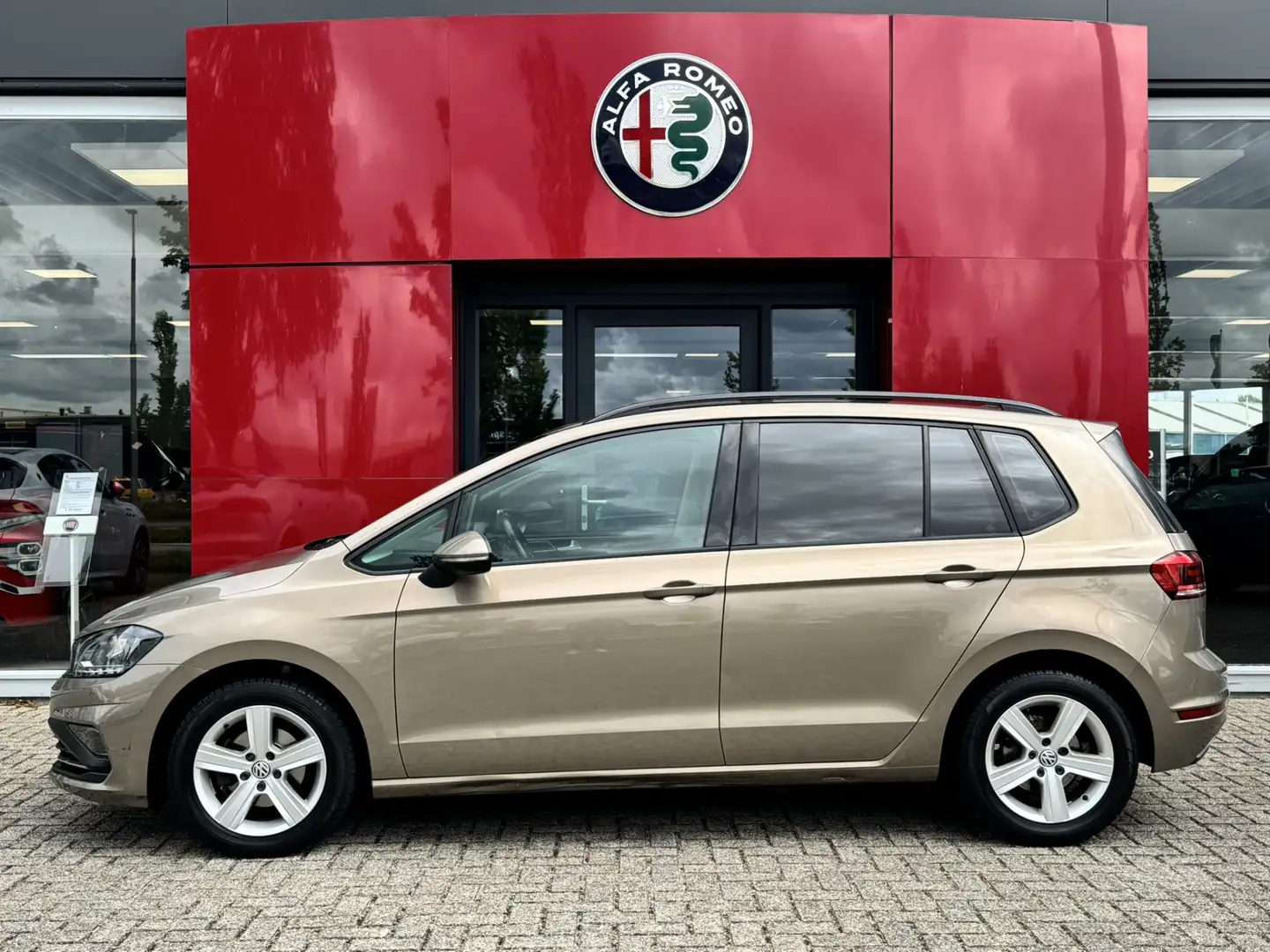 Volkswagen Golf Sportsvan 1.0 TSI Comfortline Automaat | Navigatie | Apple C Beige - 2