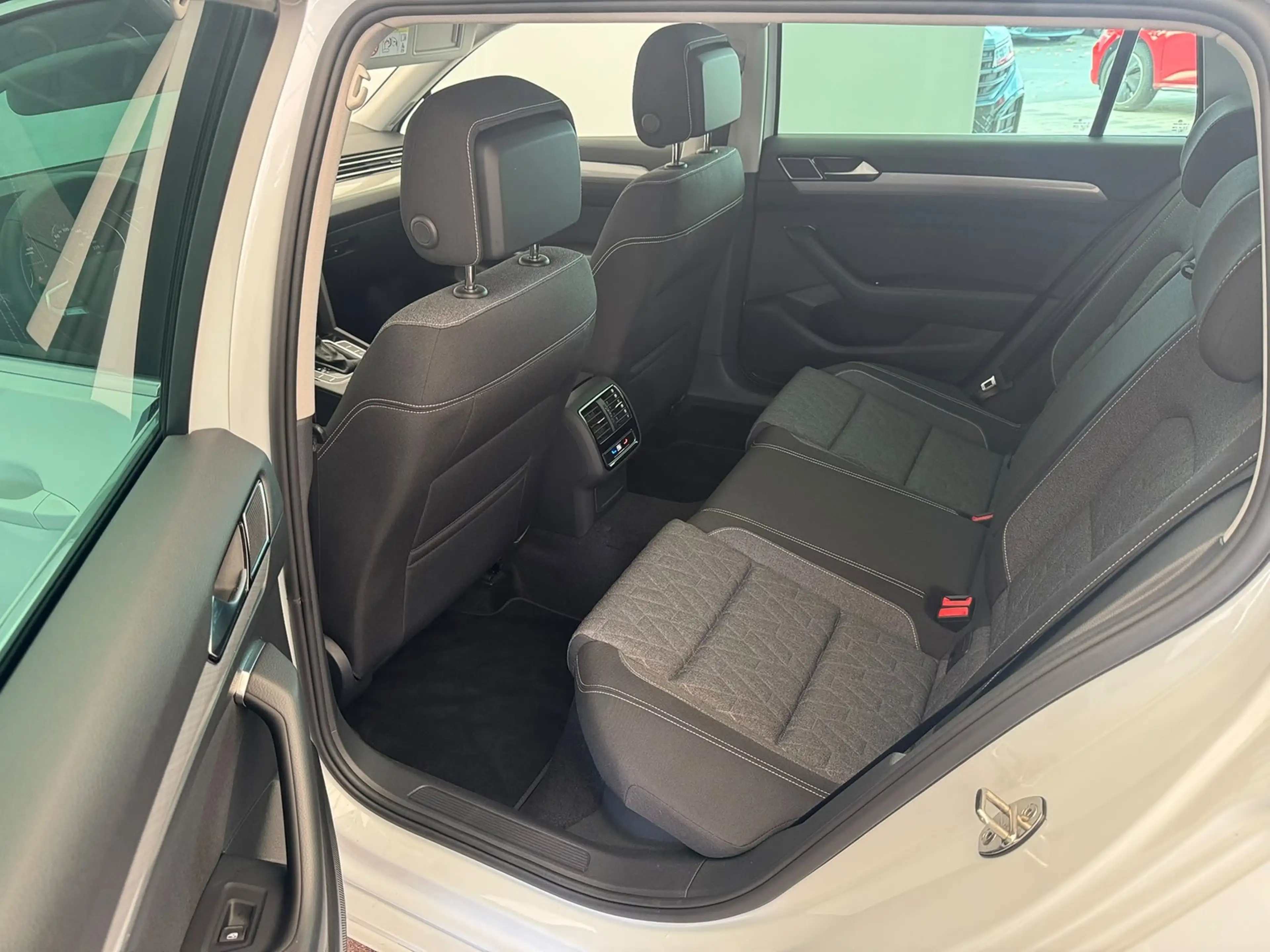 Volkswagen Passat Variant Business 2.0TDI DSG+AHK+KAMERA+NAVI+ACC+KLIMA — photo 13