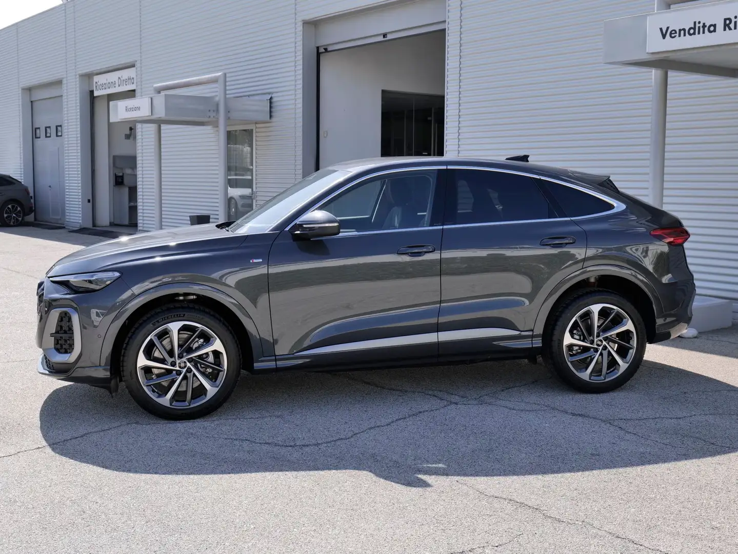Audi Q5 Sportback NEW 2.0 Tdi Q. 204cv S-tr. S.line edit. Grijs - 2