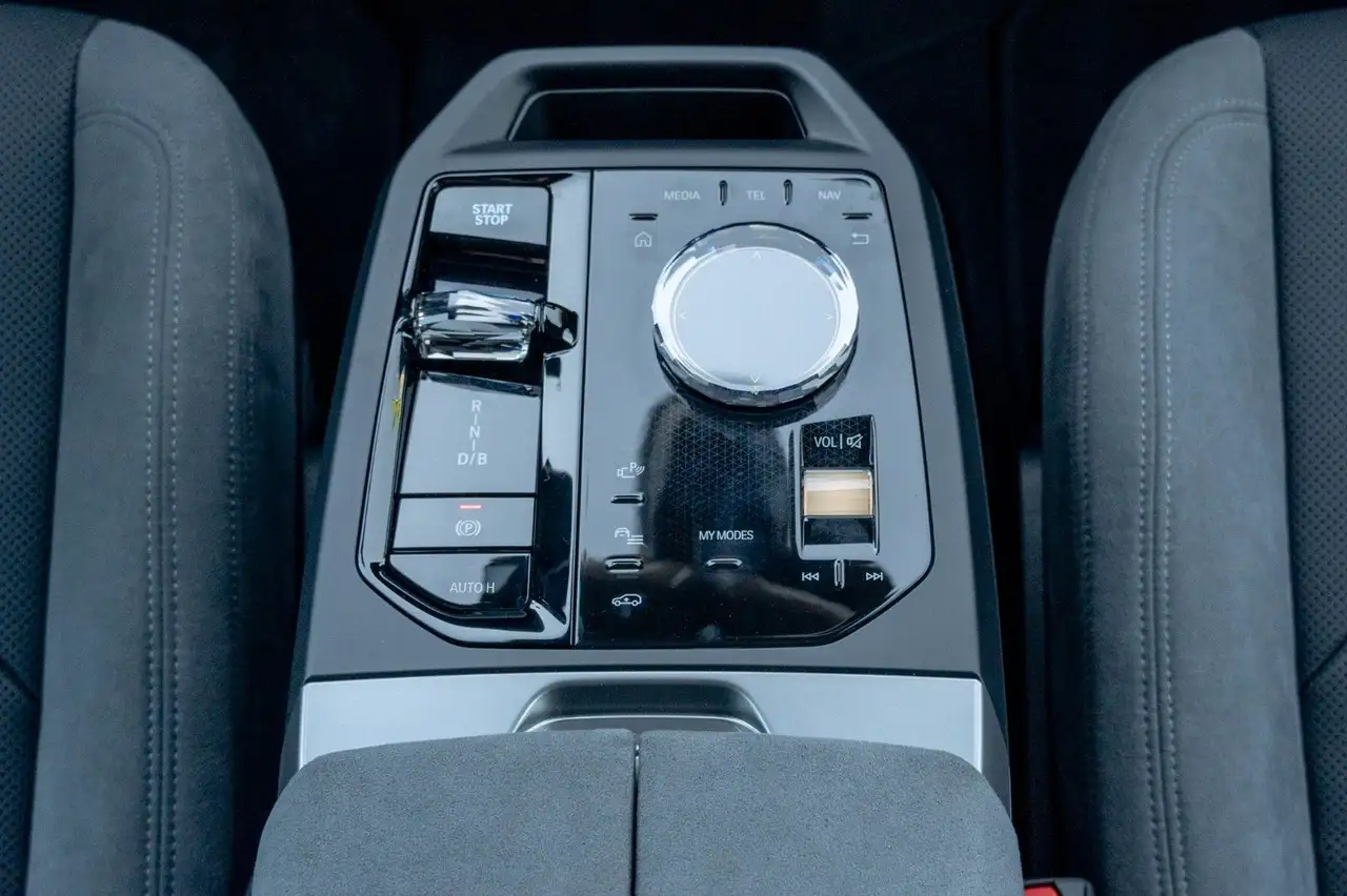 BMW iX M70 xDrive LUFTF.SOFTC.SKY.DR.ASS.PRO.H/K.AHK 16