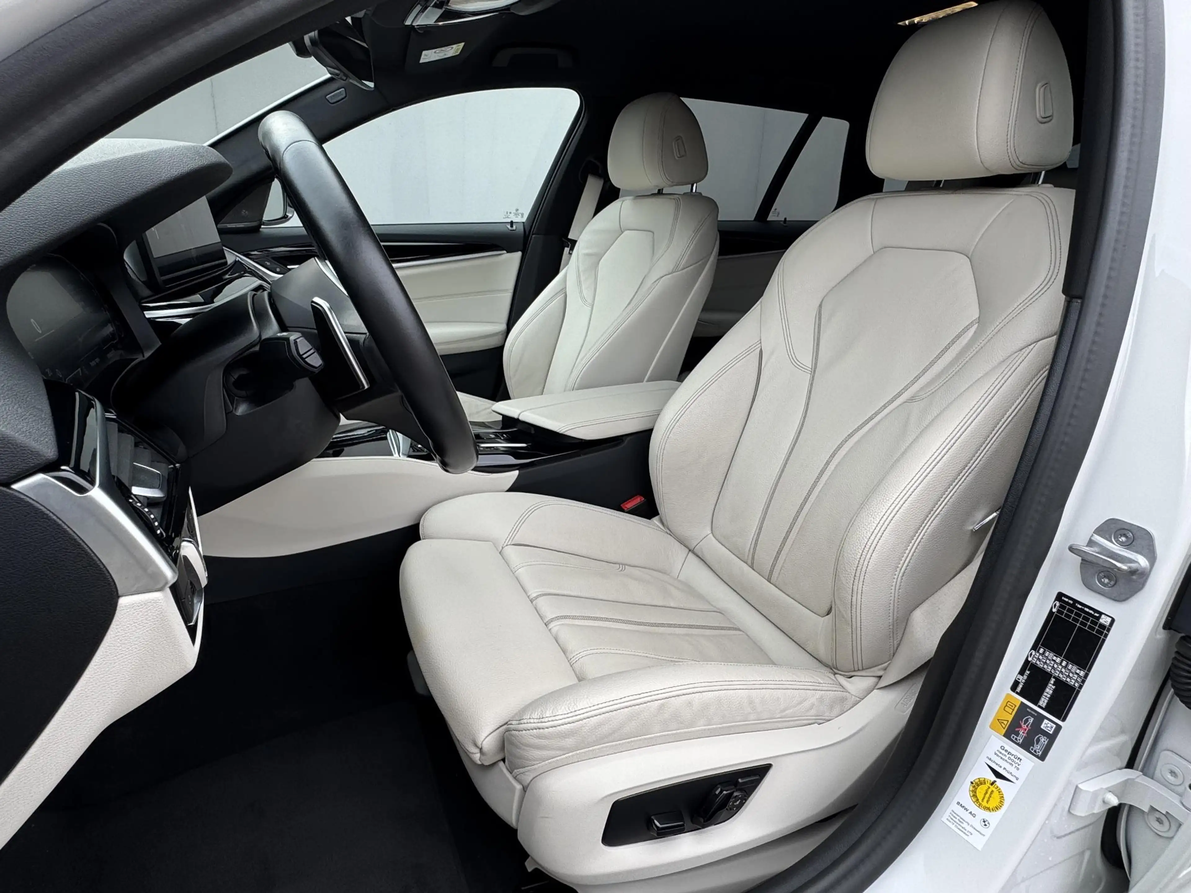 BMW 530 5-serie Touring 530e High Executive INDIVIDUAL / D — photo 11