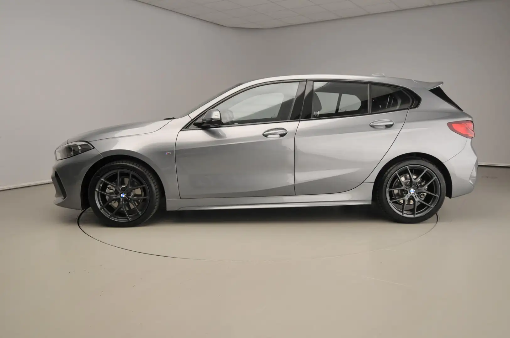 BMW 118 1 Serie 5-deurs 118i BMW 1-Serie 5-deurs 118i | M- Grijs - 2