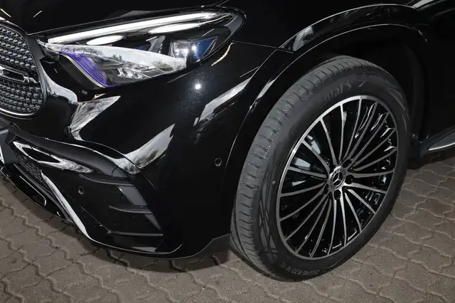 Mercedes-Benz GLC view 3