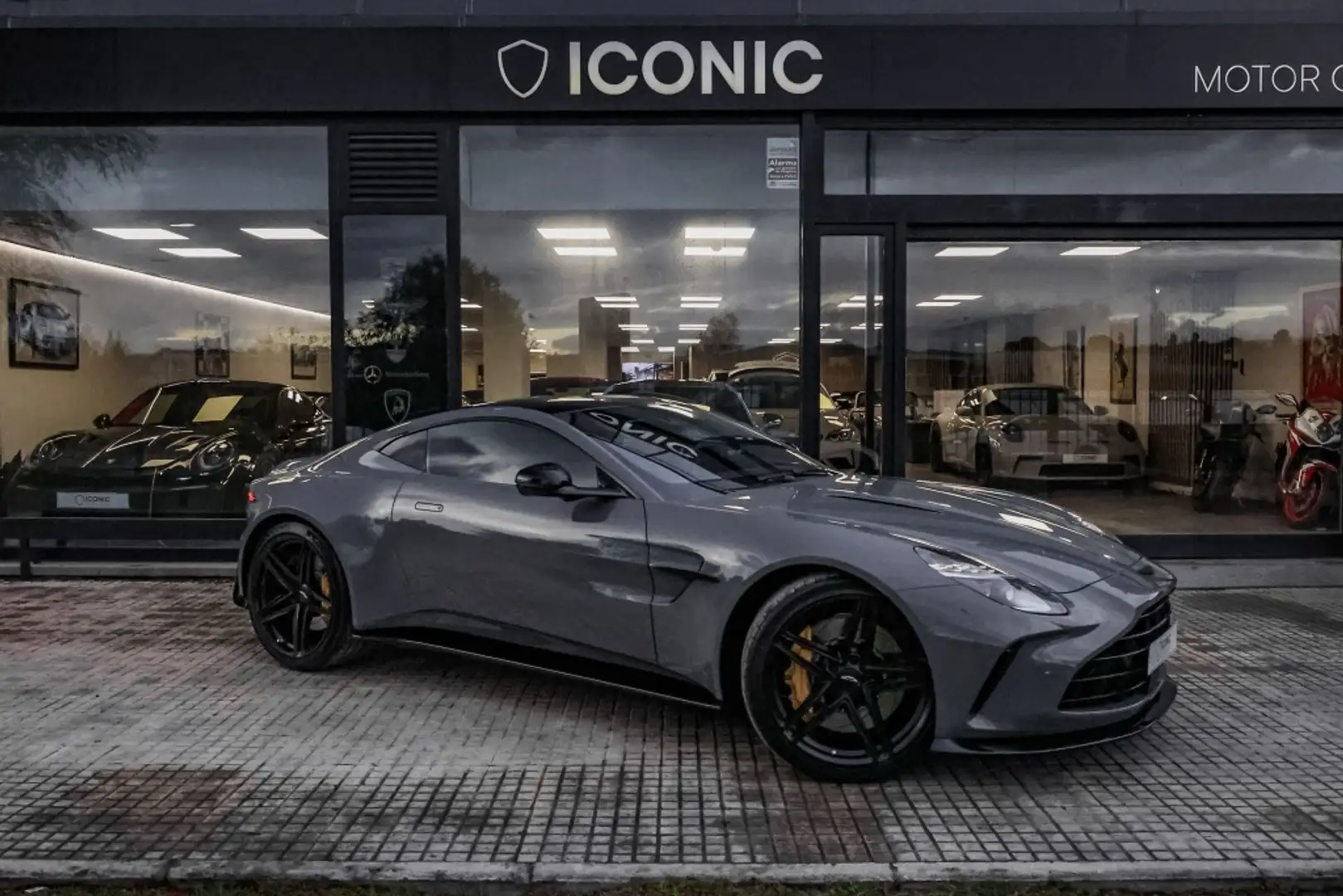 Aston Martin Vantage Deportivo Automático de 3 Puertas Gris - 1