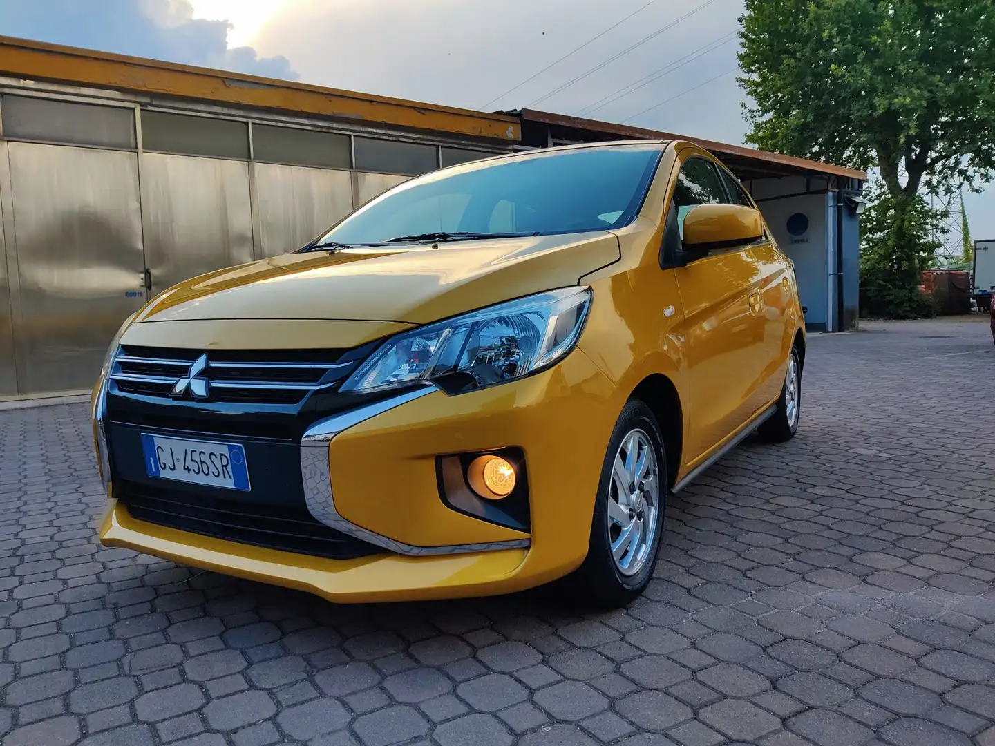 Mitsubishi Space Star Space Star II 2013 1.2 cleartec Intense cvt Oro - 1