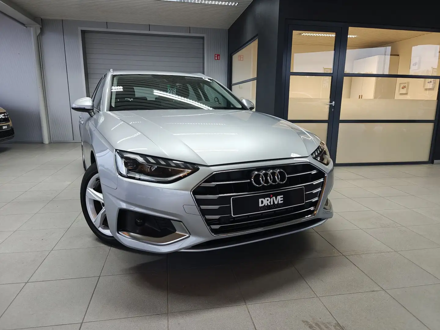 Audi A4 35 TFSI BusEdition Attraction S-Tronic Gris - 2