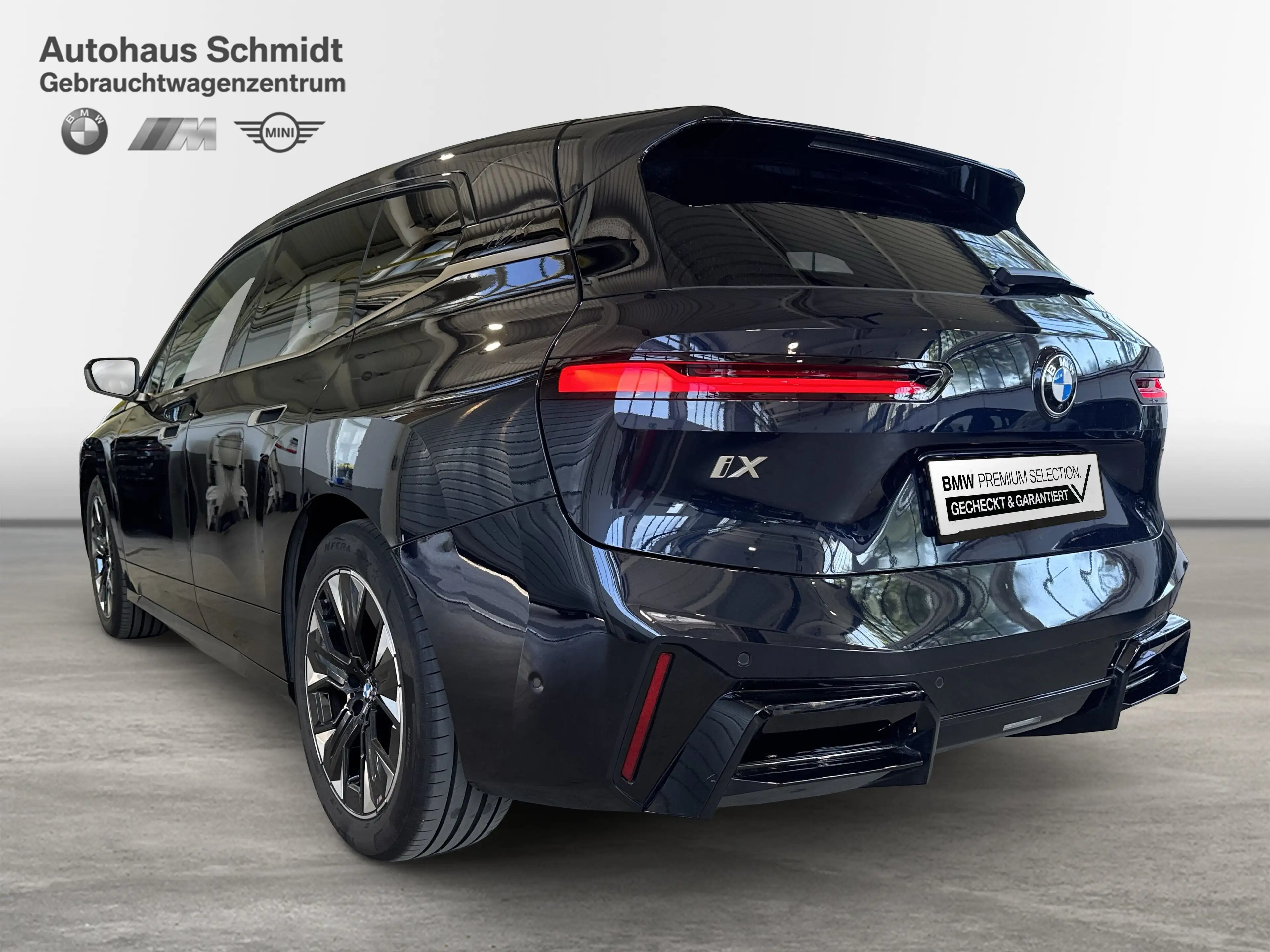 BMW iX xDrive45 — photo 3