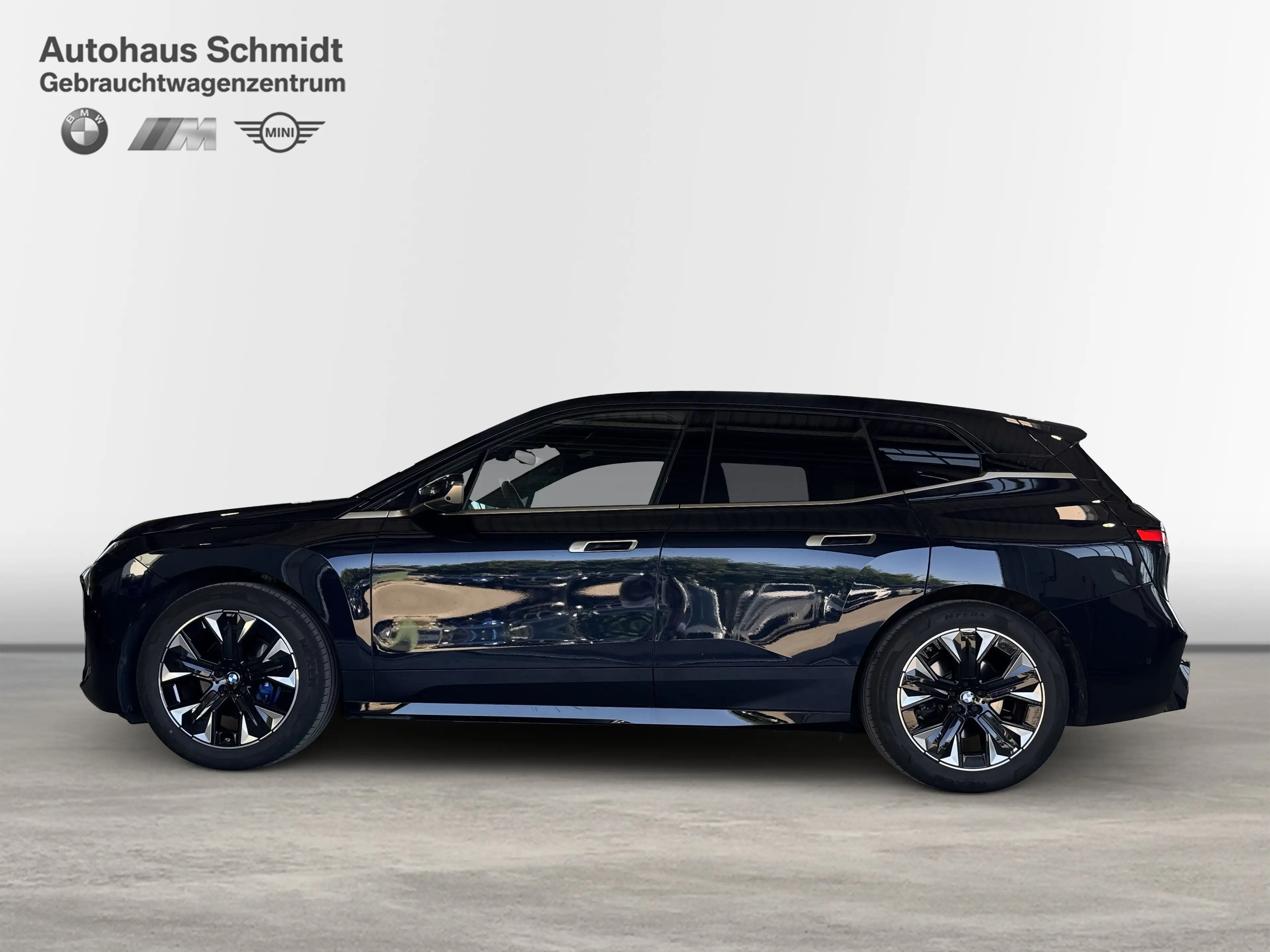 BMW iX xDrive45 — photo 2