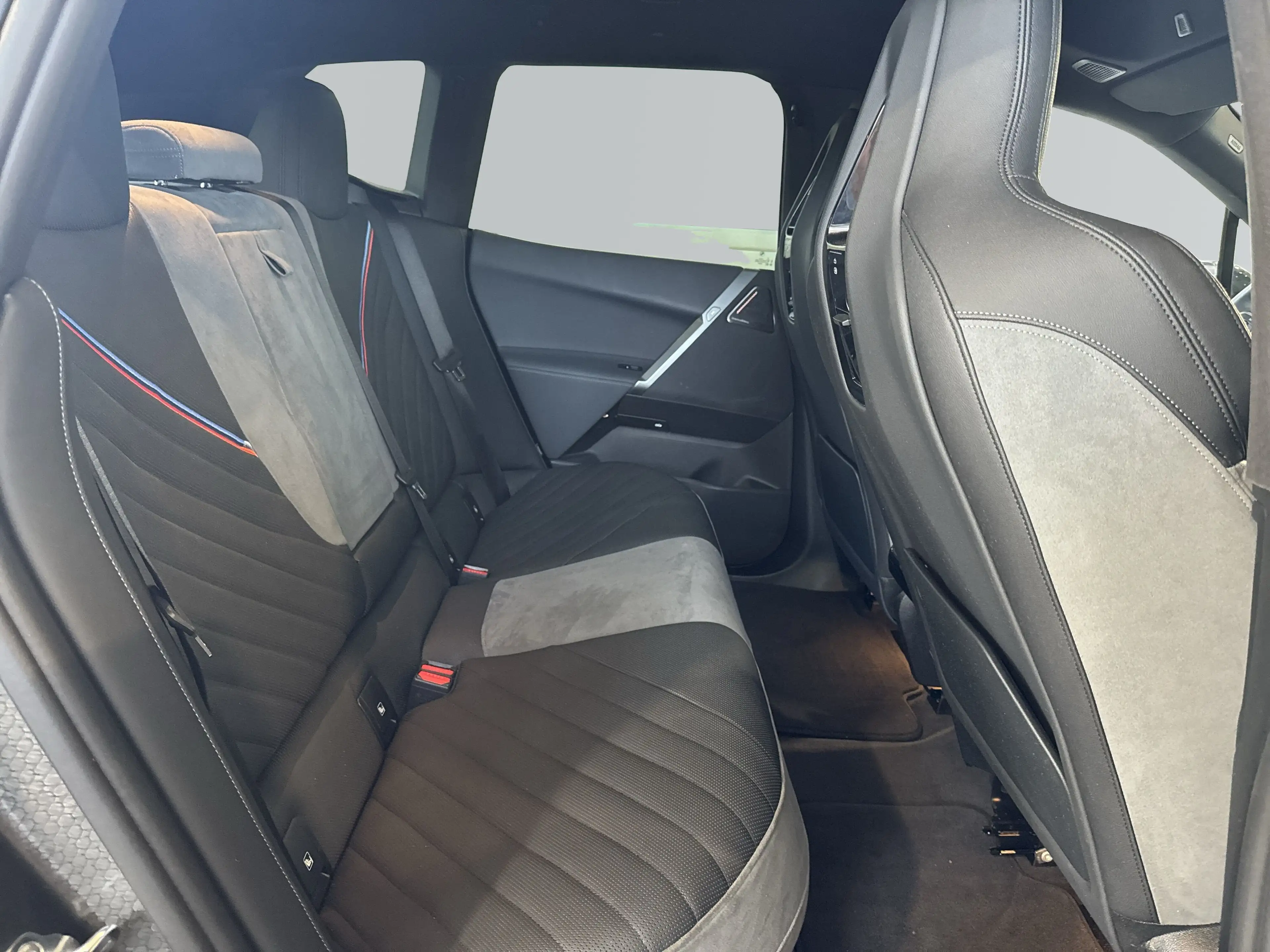 BMW iX xDrive45 — photo 10
