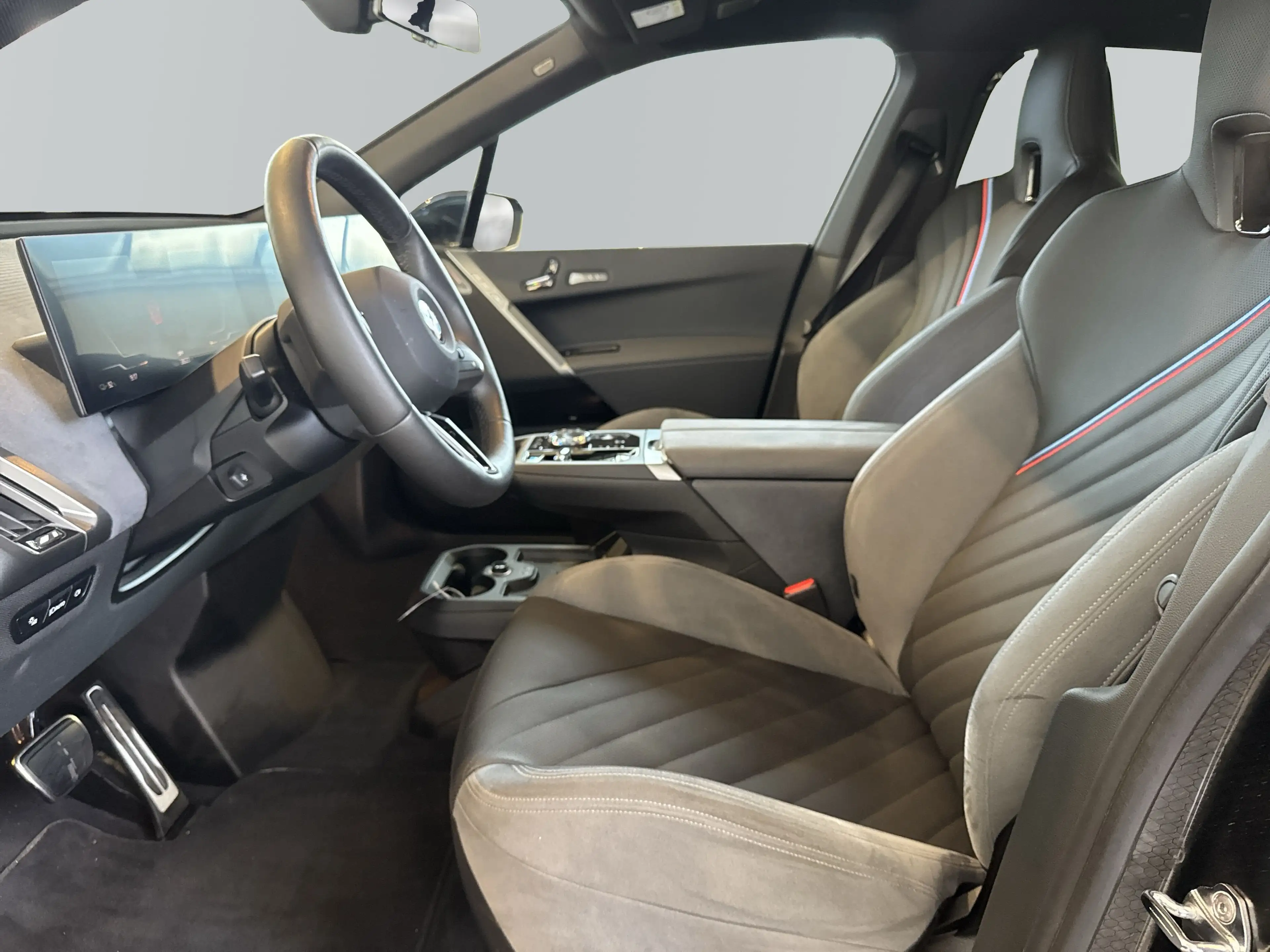 BMW iX xDrive45 — photo 8