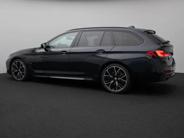 BMW 5 Series view 10