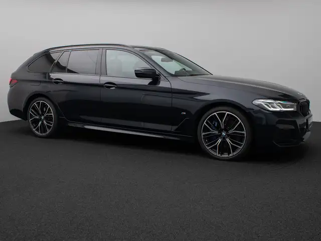 BMW 5 Series view 4