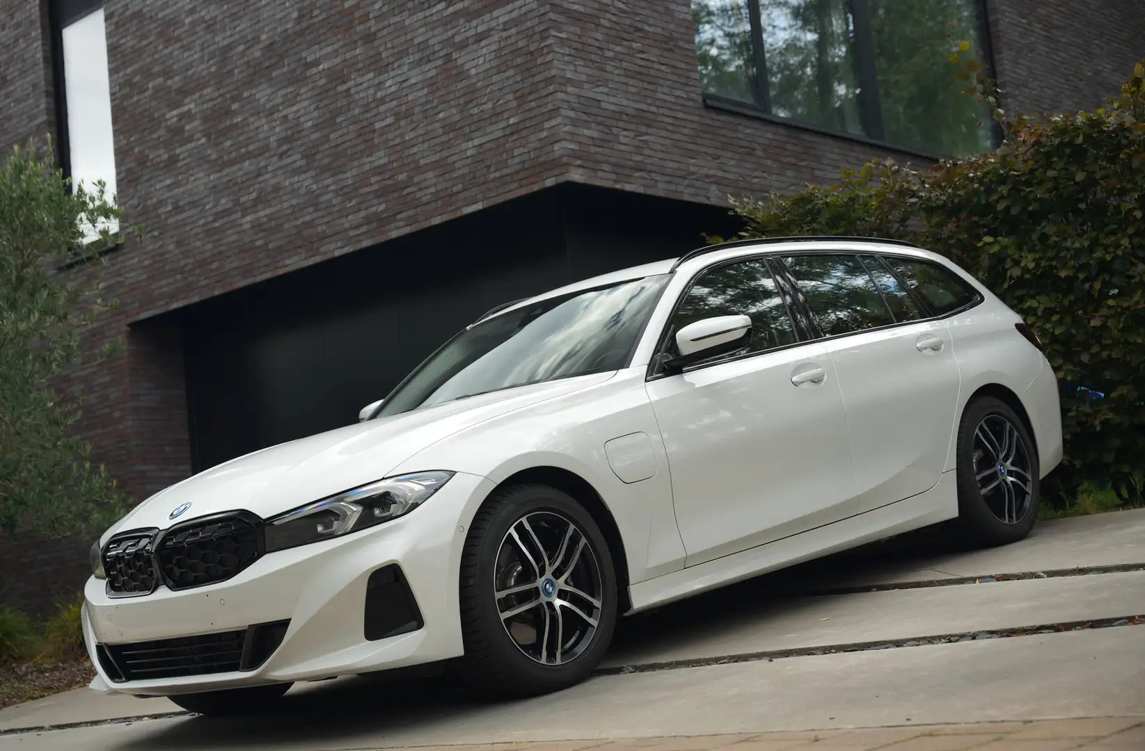 BMW 320 e Touring ShadowLine FaceLift Leder/CarPlay/Cam/.. Blanc - 1