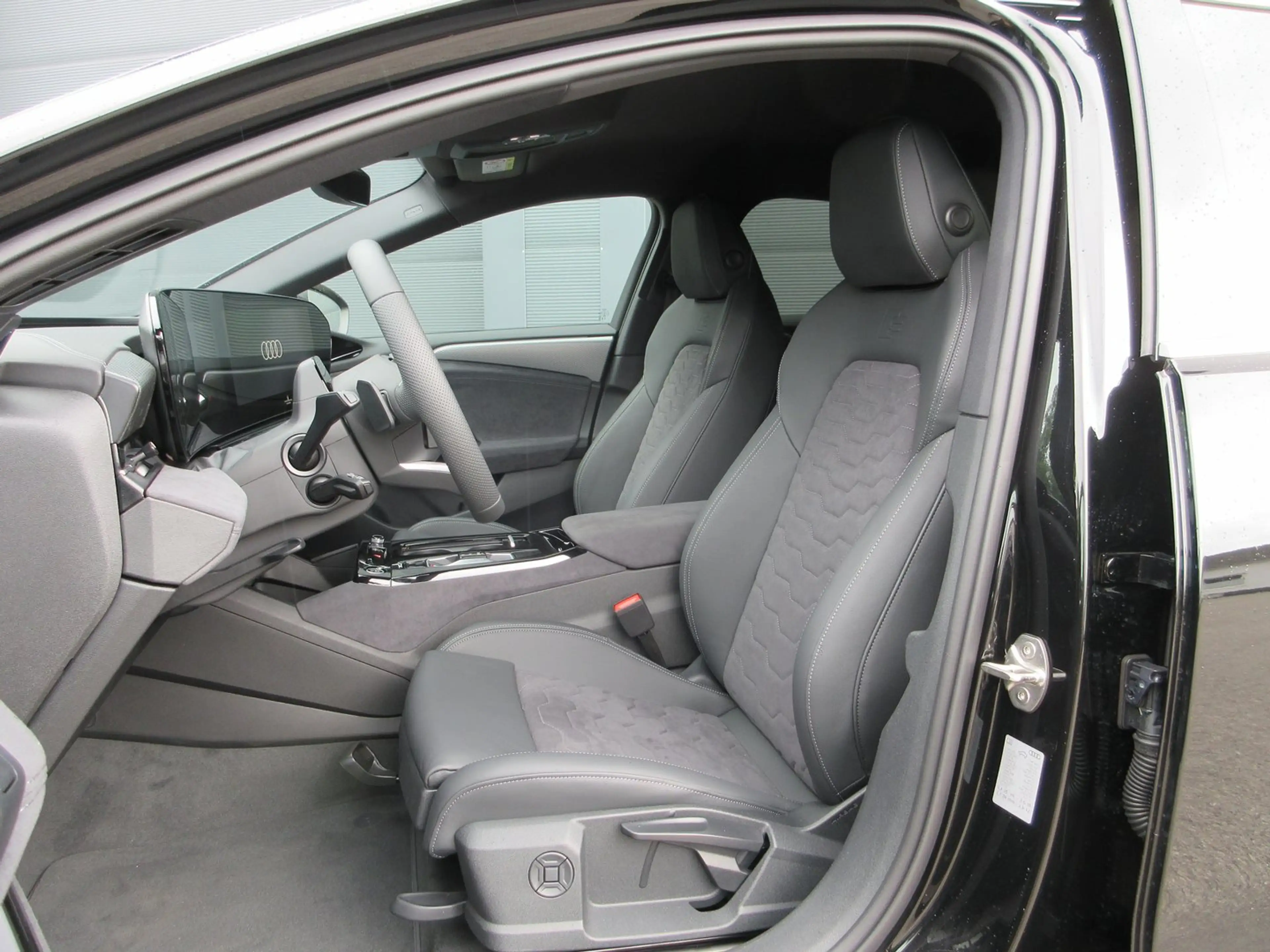 Audi A6 e-tron — photo 11