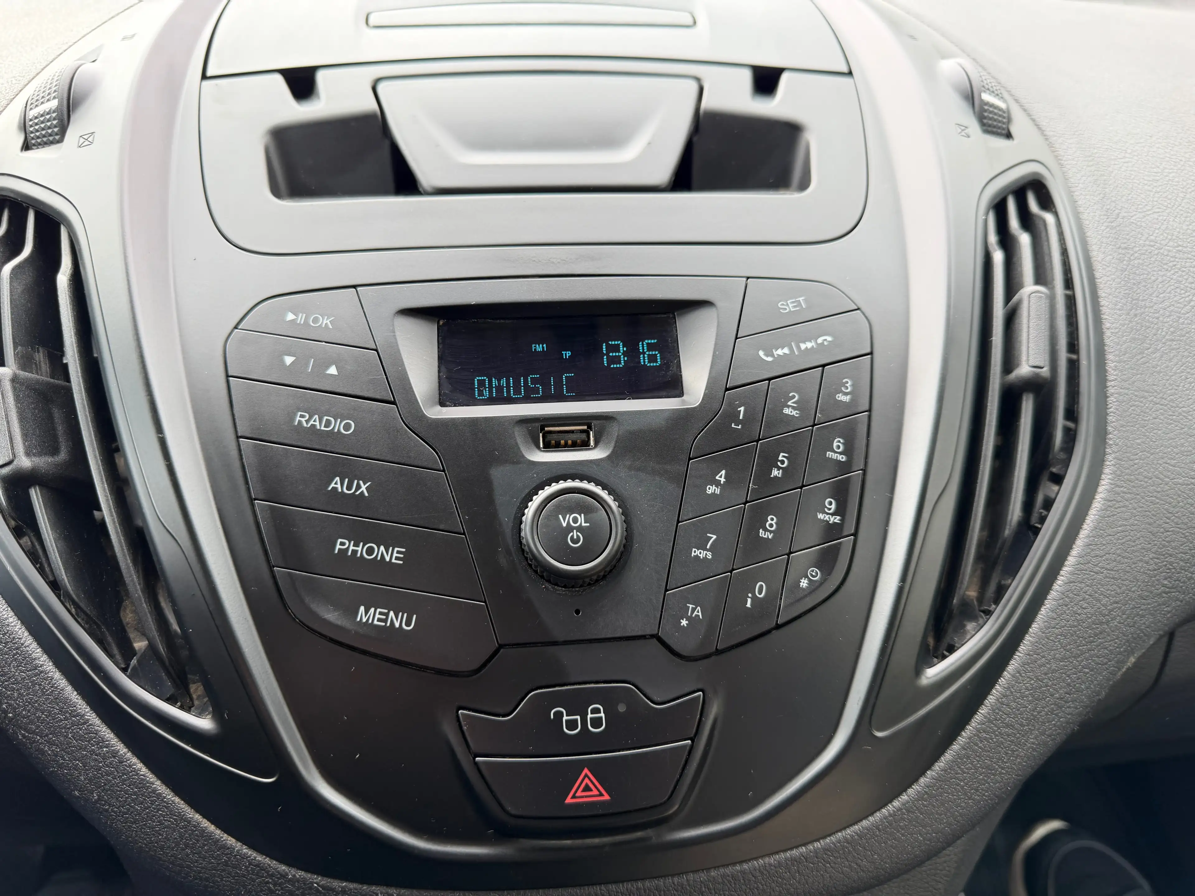 Ford Tourneo Courier 1.5 TDCi Ambiente — photo 14