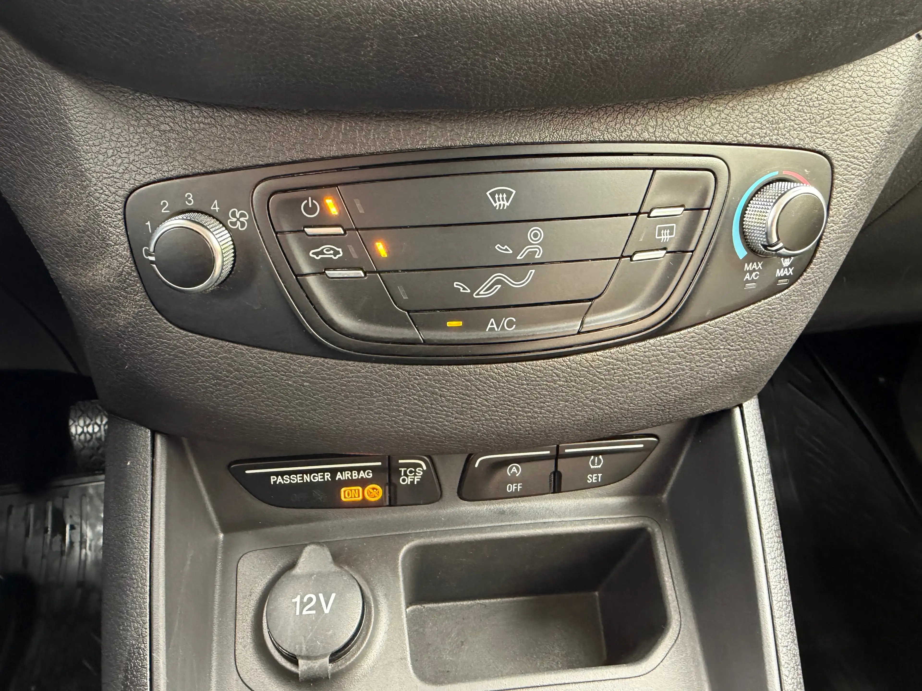 Ford Tourneo Courier 1.5 TDCi Ambiente — photo 13