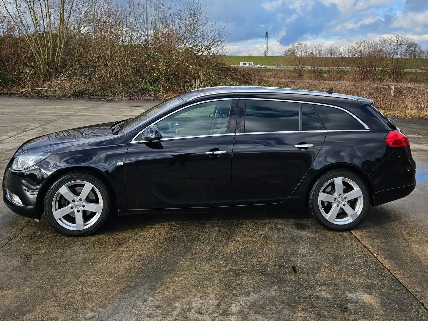 Opel Insignia Insignia 2.0 Turbo Sports Tourer 4x4 Automatik Spo Schwarz - 2