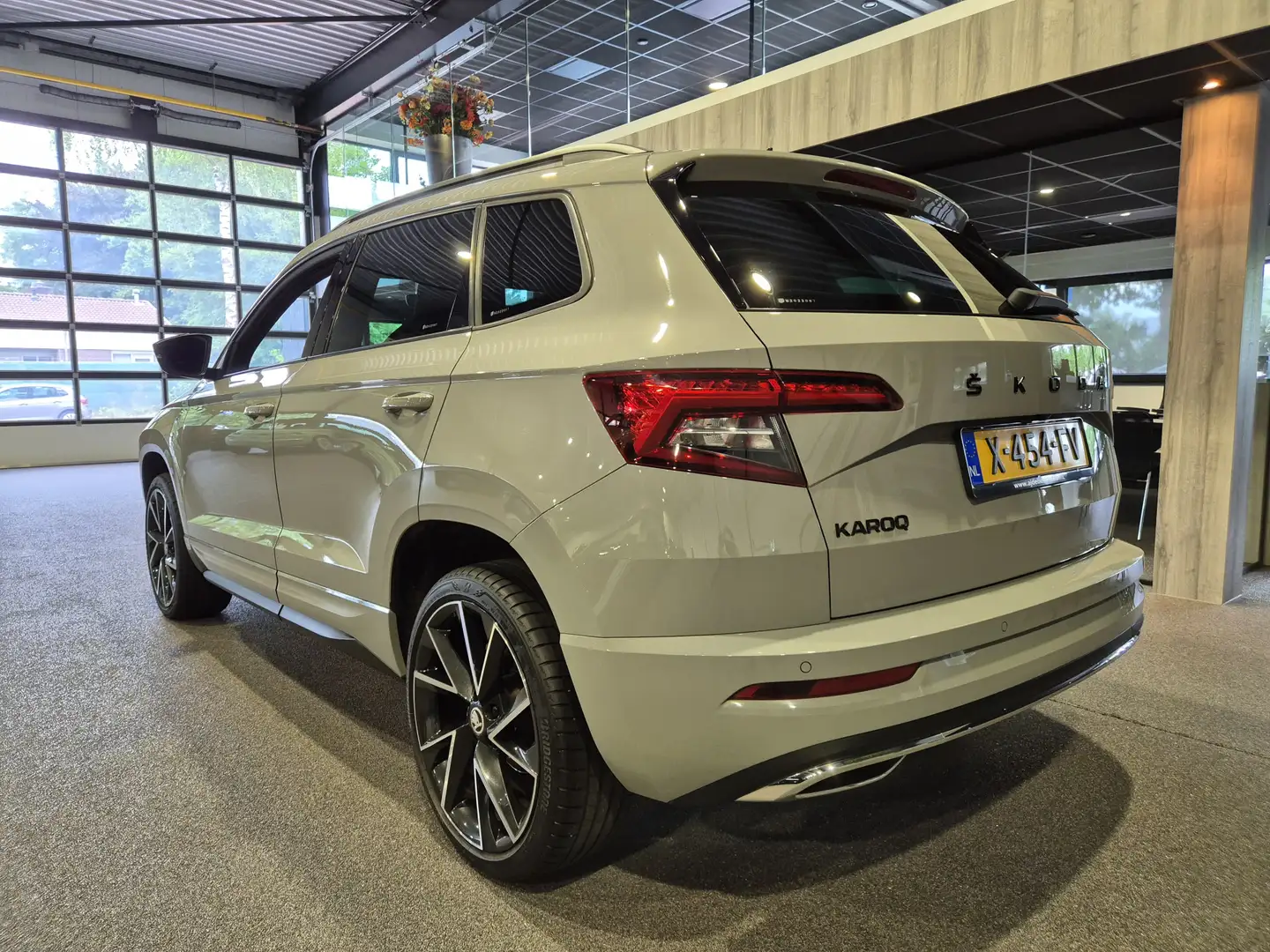 Skoda Karoq 1.5 TSI ACT Business Edition Sportline DSG | Virtu Grijs - 2
