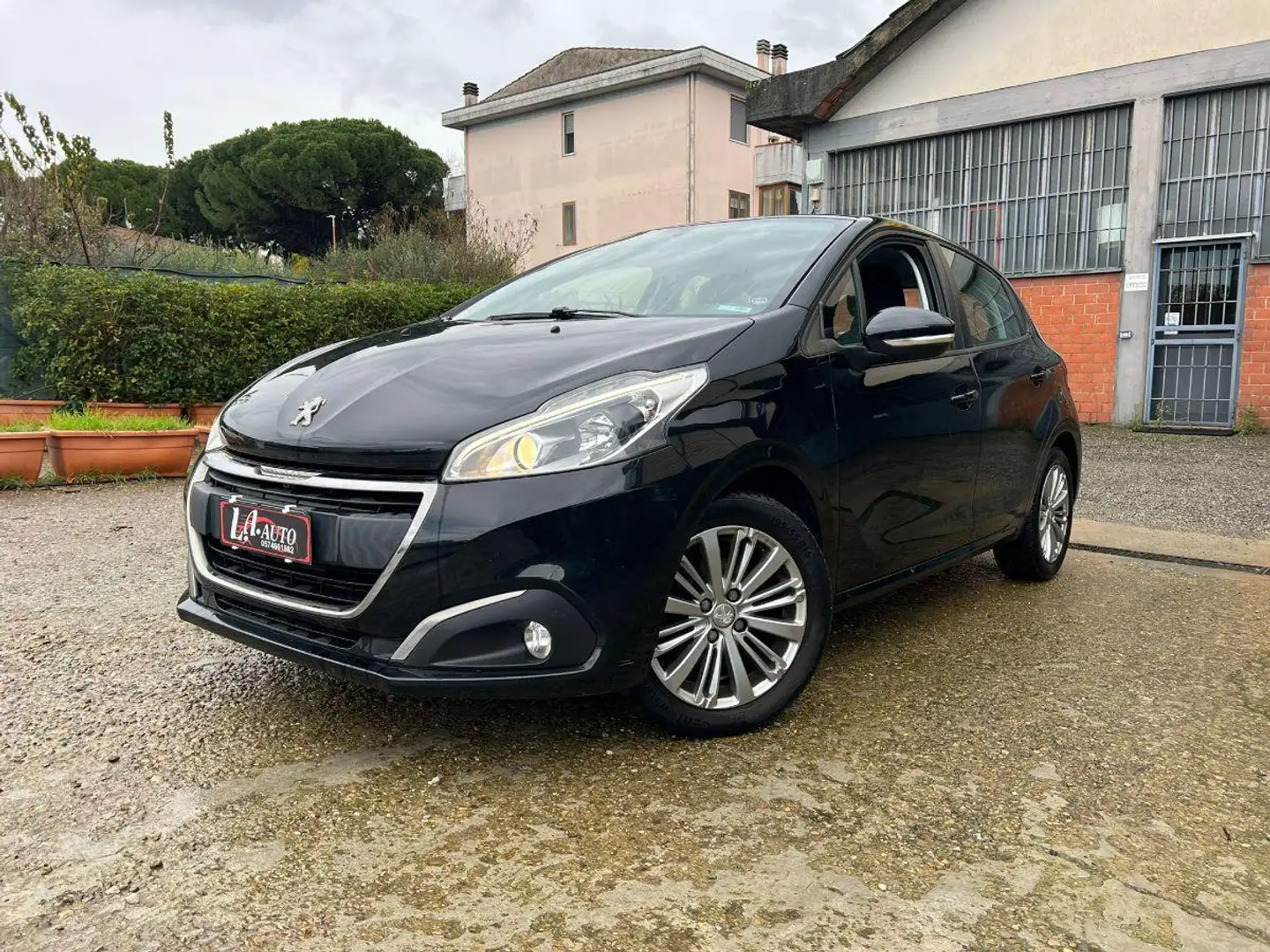 Peugeot 208 1.2 puretech Active s&s 82cv 5p neopatentati Noir - 1