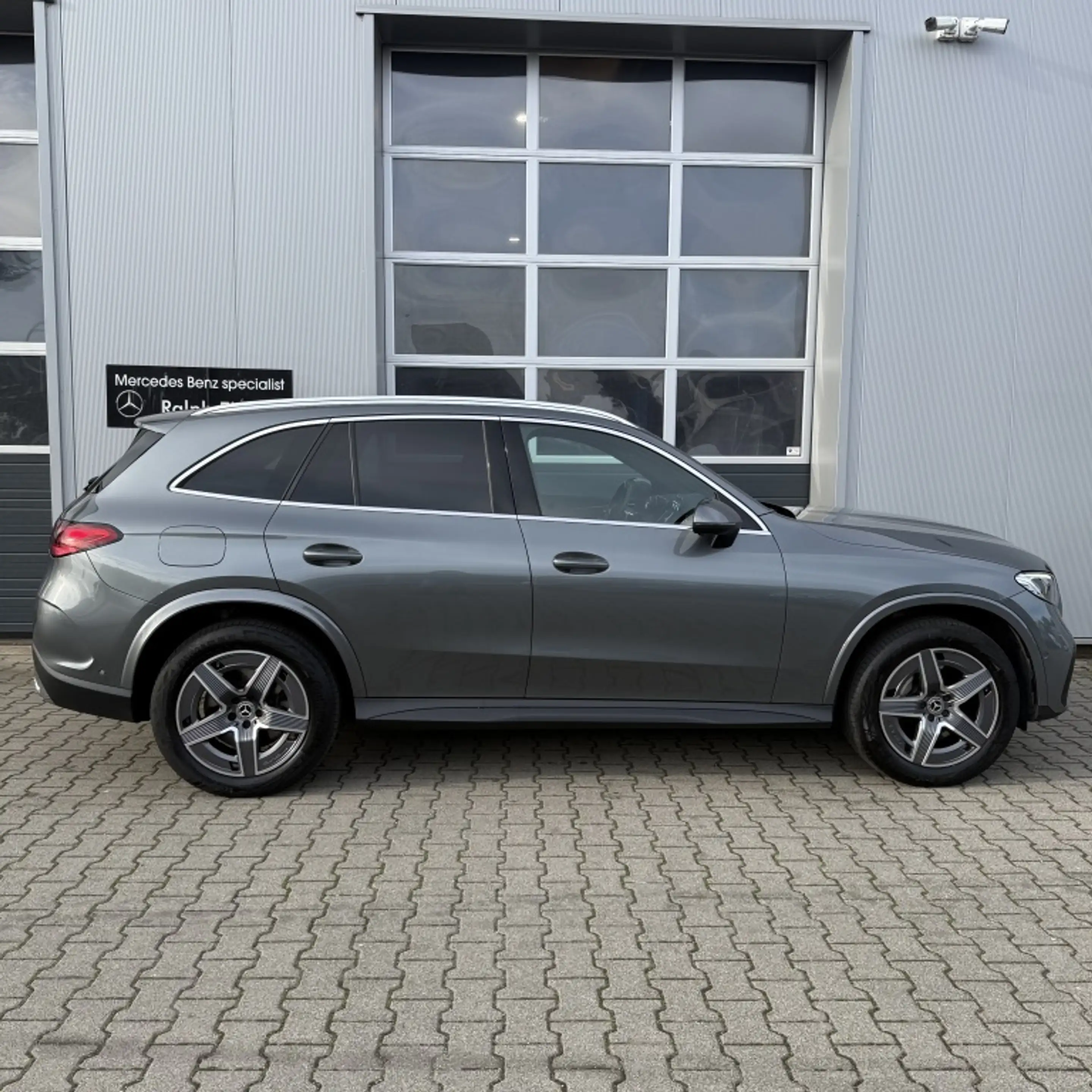 Mercedes-Benz GLC 300 MODEL"23 300e 4MATIC AMG Line *MODEL"23/CAMERA/TRE — photo 33