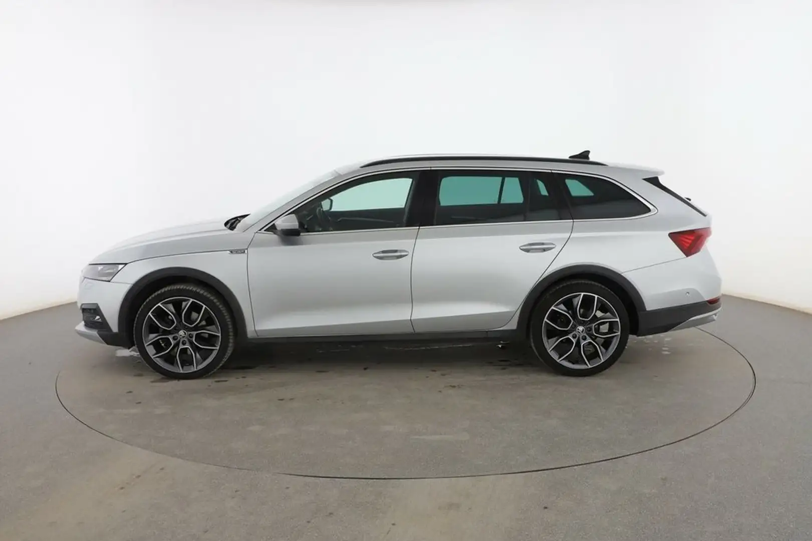 Skoda Octavia 2.0 TDI Scout 4x4 Szary - 2