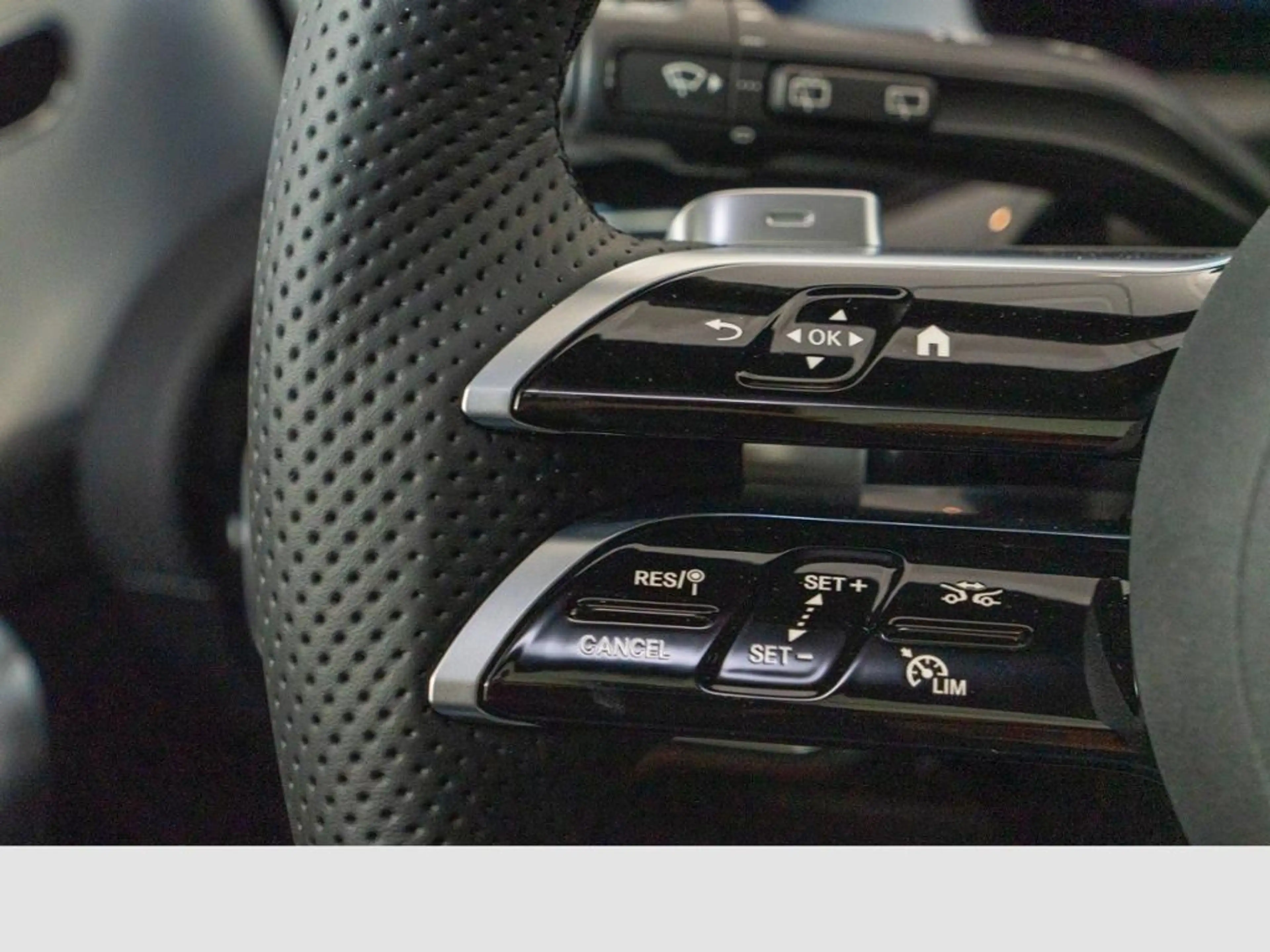 Mercedes-Benz A 250 e mit EQ Hybrid Technologie 360 ACC AUT LM — photo 15
