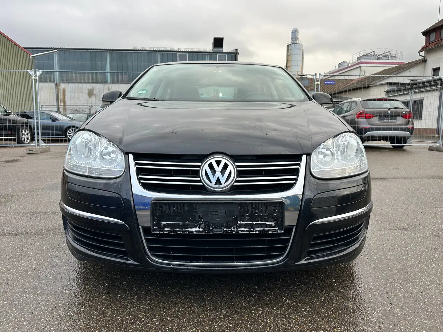 Volkswagen Jetta Trendline crna - 2