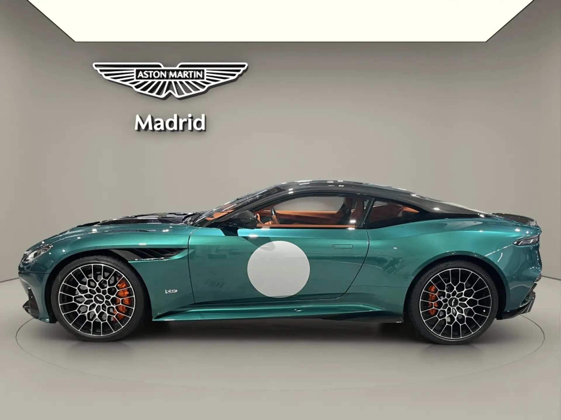 애스턴마틴 DBS Coupe 2024 청록 사진 4