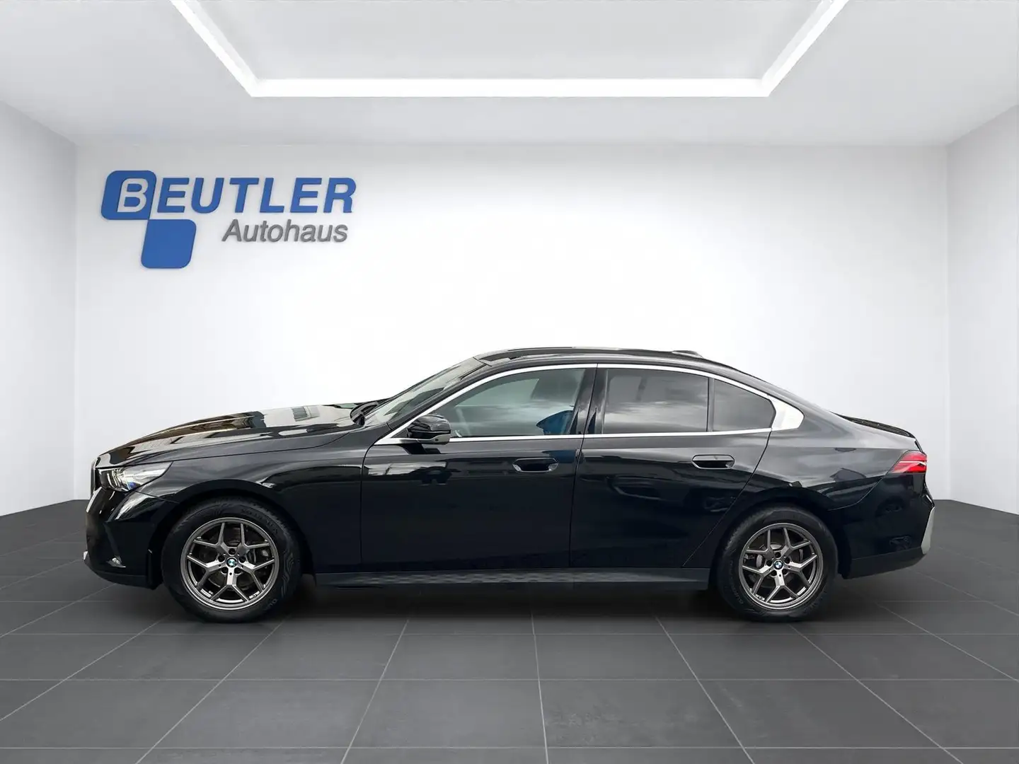 BMW 520 d Limousine aLED eSitze 360°Kam HUD Noir - 2