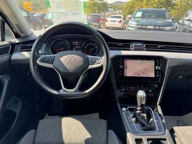 Volkswagen Passat view 11