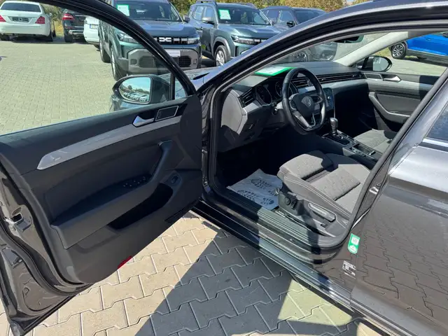 Volkswagen Passat view 8