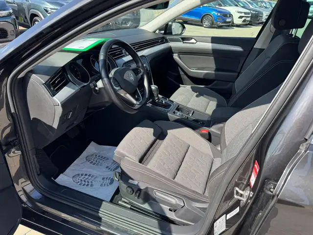 Volkswagen Passat view 9