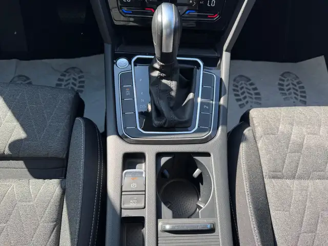 Volkswagen Passat view 14