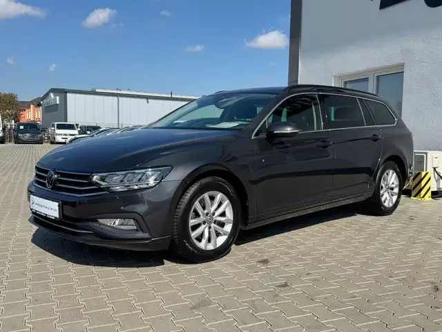 Volkswagen Passat view 3