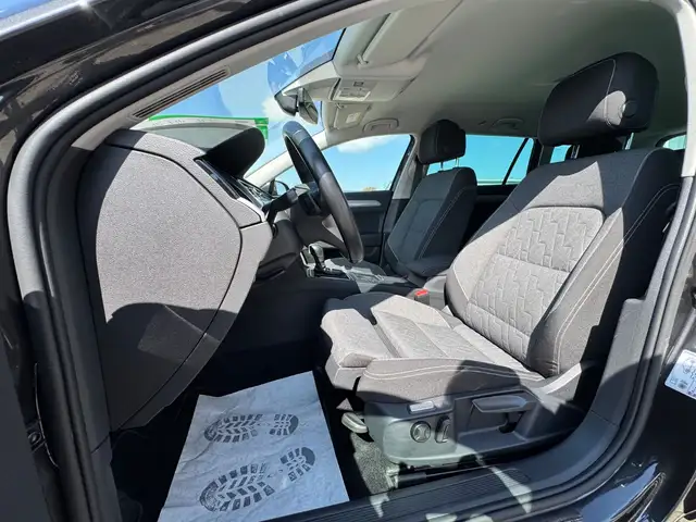 Volkswagen Passat view 10