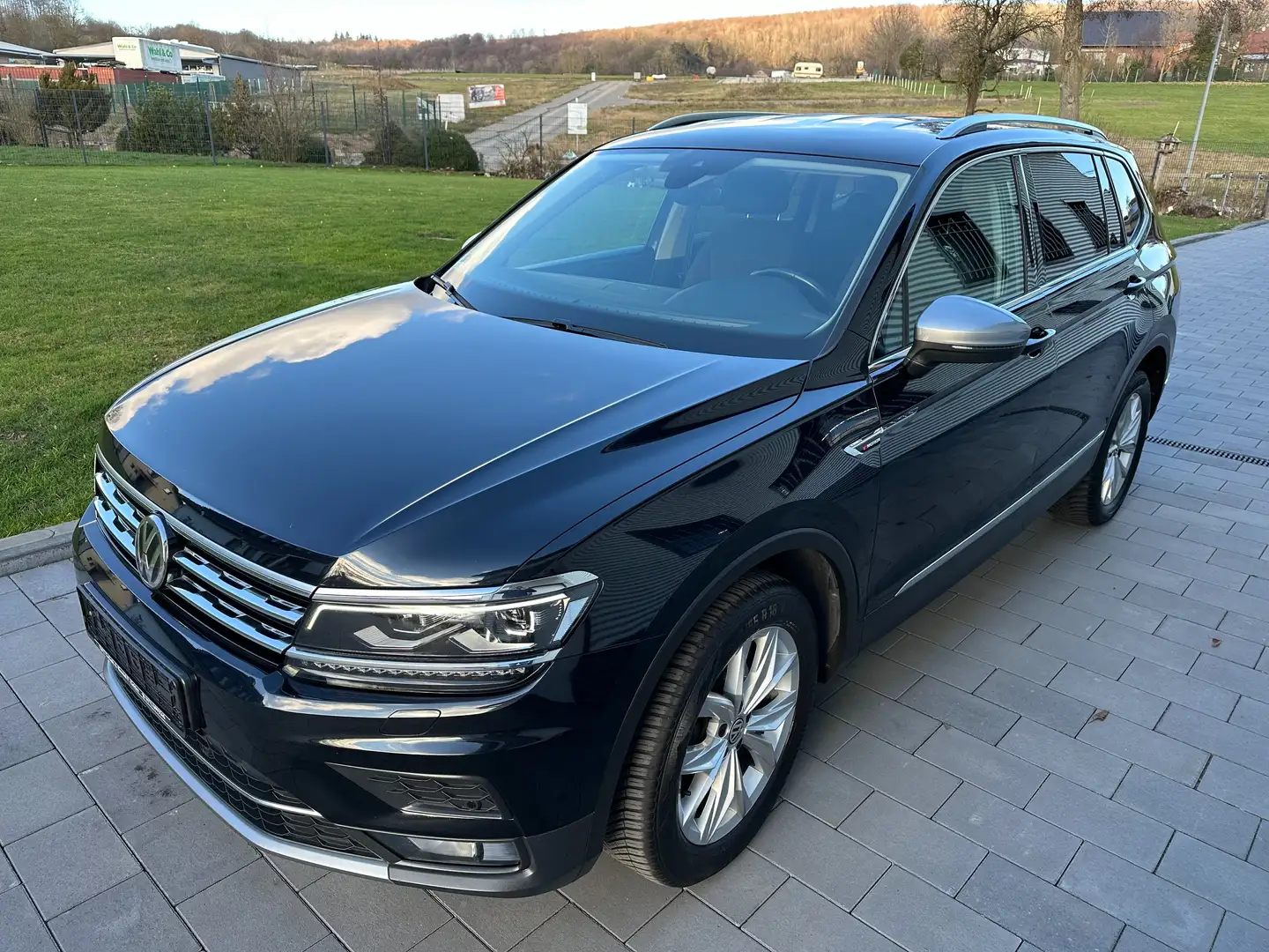 Volkswagen Tiguan Allspace Highline 4Motion LED SW AHK  Navi Zahnriemen neu Noir - 1
