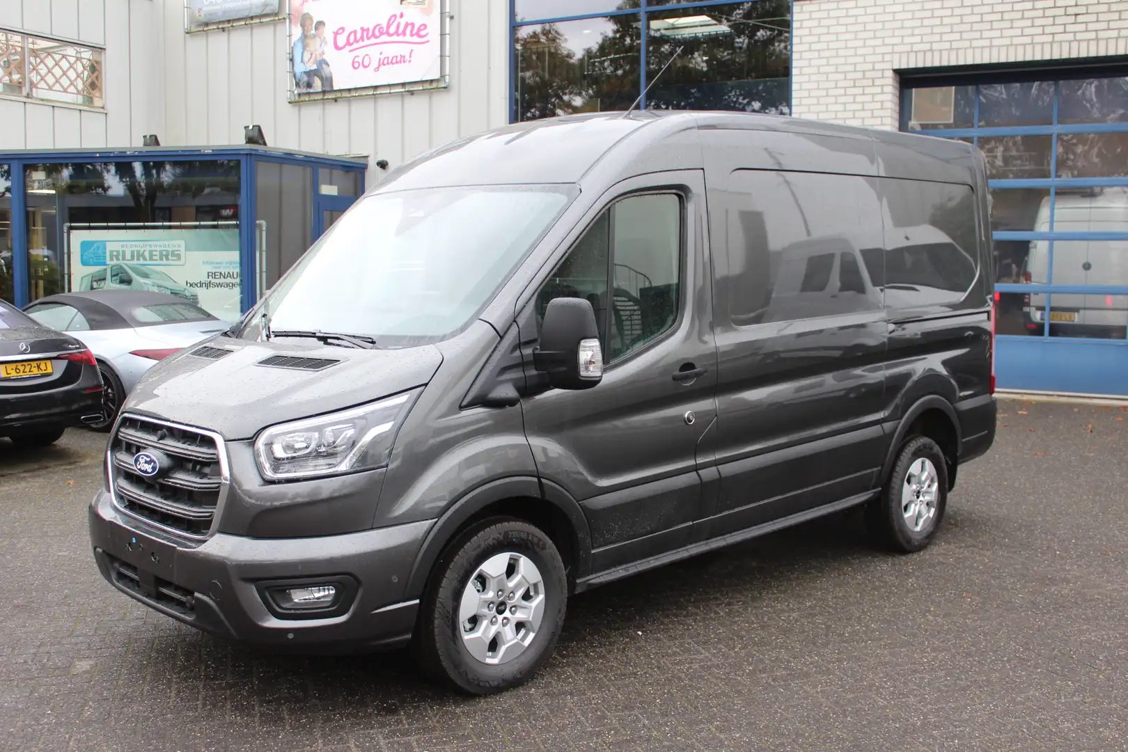 Ford Transit 350M Limited L2H2 2.0 TDCI 165 pk 360 Graden camer Grijs - 1
