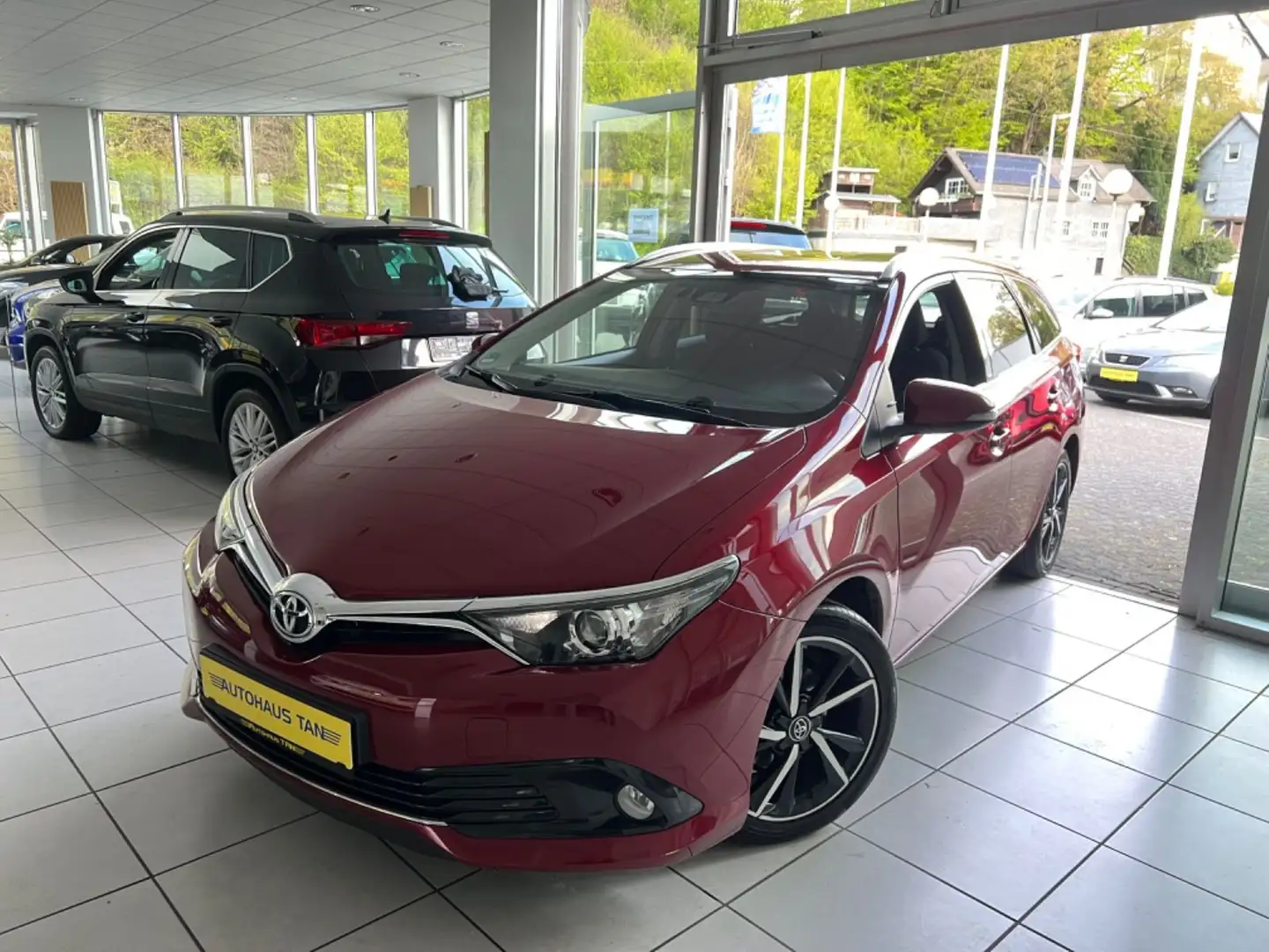 Toyota Auris Touring Sports Edition-S+ Rouge - 1