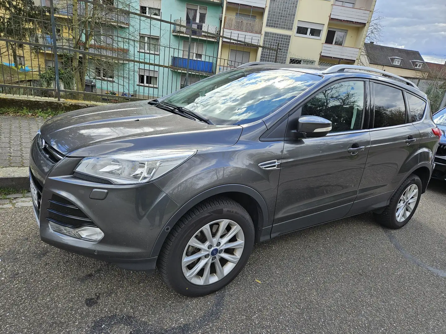 Ford Kuga Titanium Grau - 1