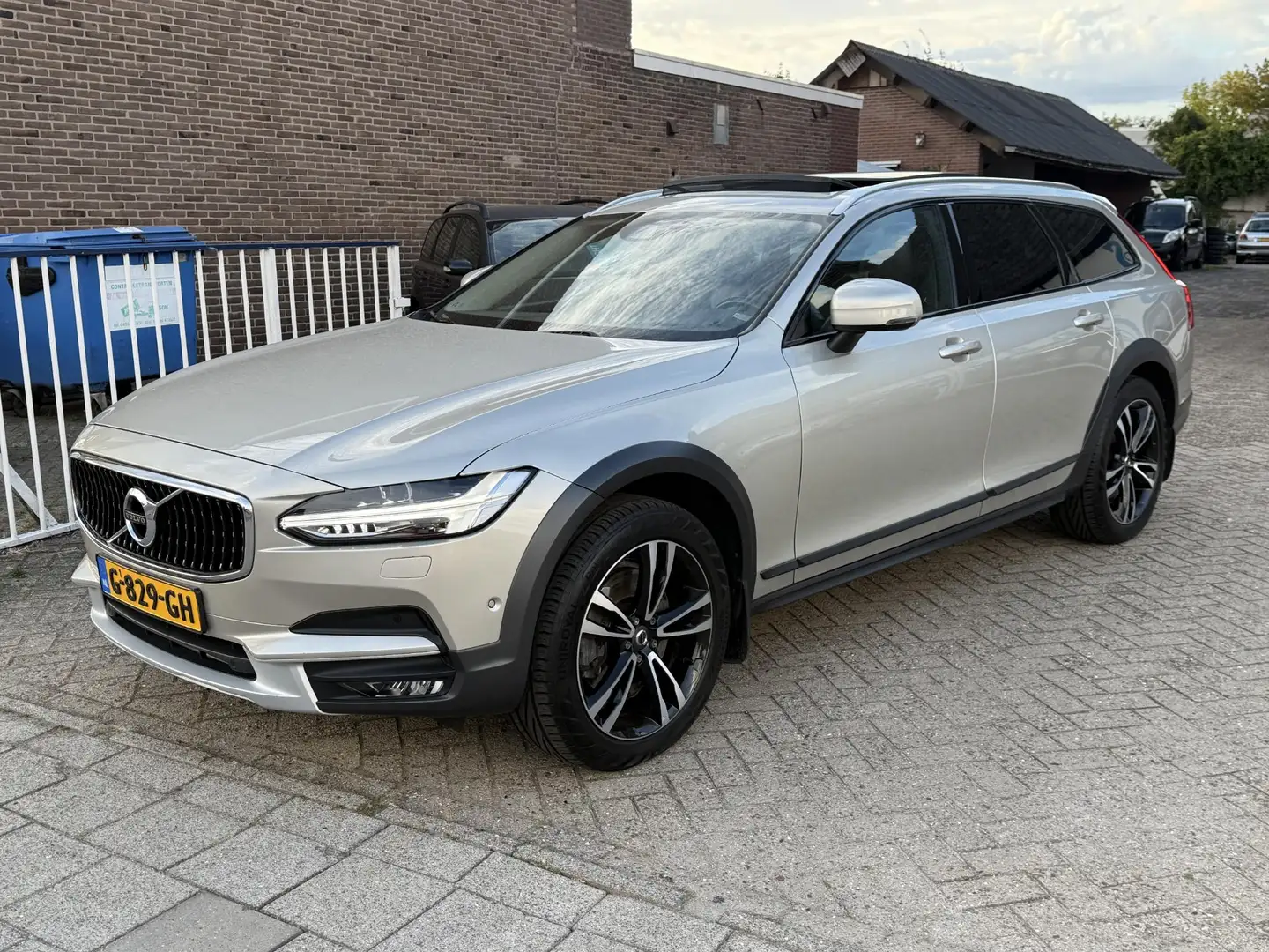 Volvo V90 Cross Country 2.0 T5 AWD Luxury-line Bruin - 2