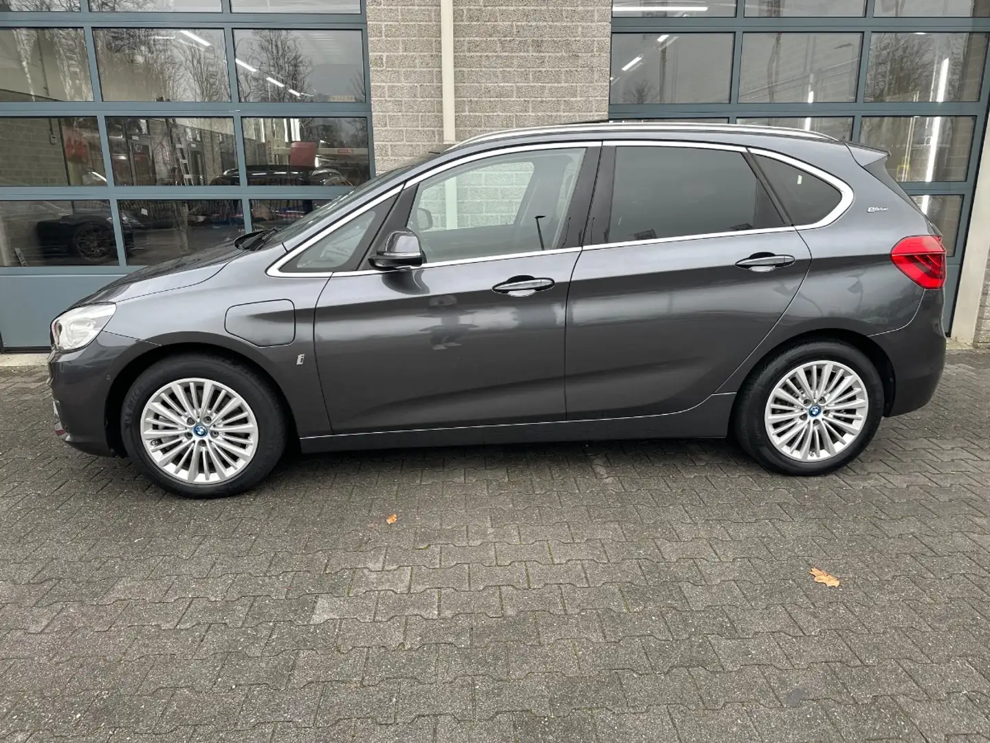 BMW 225 2-serie Active Tourer 225xe iPerformance High Exec Grijs - 2