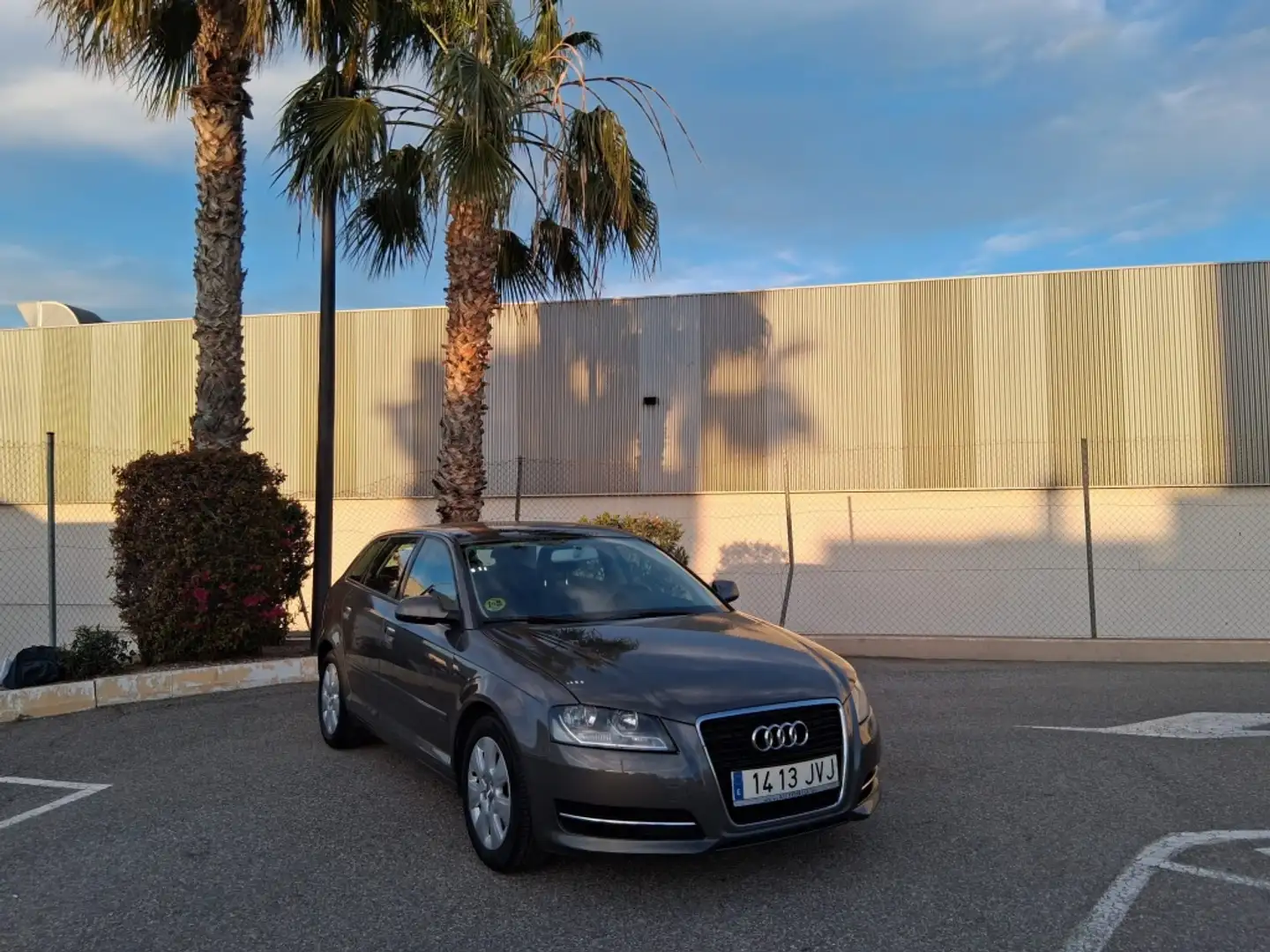 Audi A3 Sportback 1.6TDI Attraction S-Tronic Brun - 2