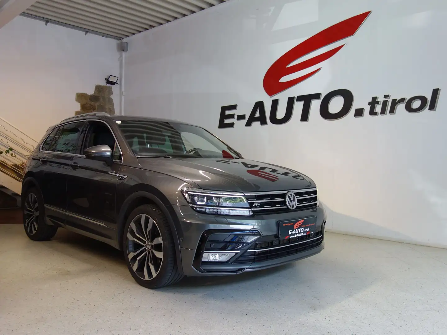 Volkswagen Tiguan 2,0 TDI 4Motion DSG *R-LINE *AHK *CARPLAY *VIRTUA Schwarz - 1