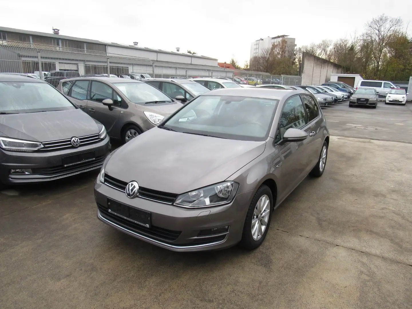 Volkswagen Golf VII Lim. Lounge,AUTOMATIK,ALU,SITZHEIZUNG. Gris - 2
