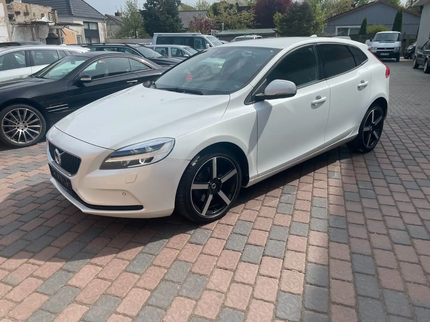 Volvo V40 T2 Momentum NAVI, Shz, Kamera Weiß - 1