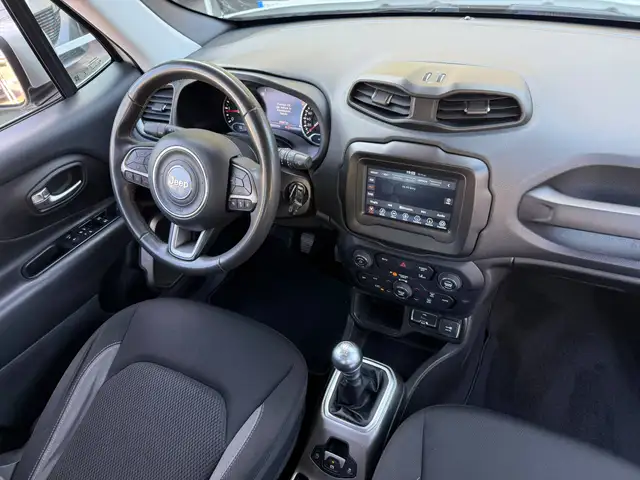 Jeep Renegade view 8