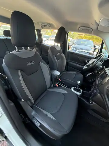 Jeep Renegade view 13
